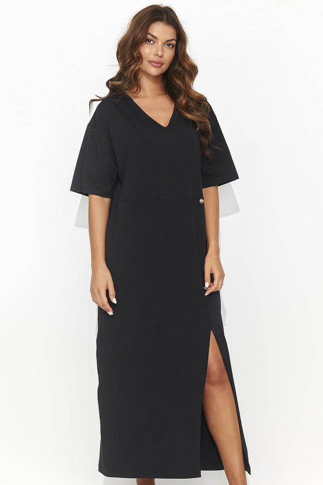 Robe noire élégante fendue midi avec manches courtes pour soirée, style chic et sobre, adaptée pour cocktail ou événement formel.