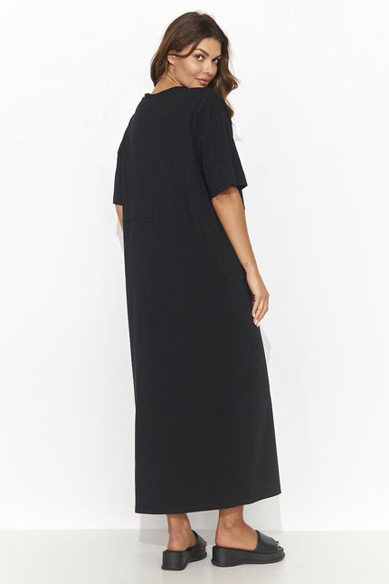 Robe noire élégante midi fendue avec manches courtes pour cocktail et soirée, silhouette droite et confortable.