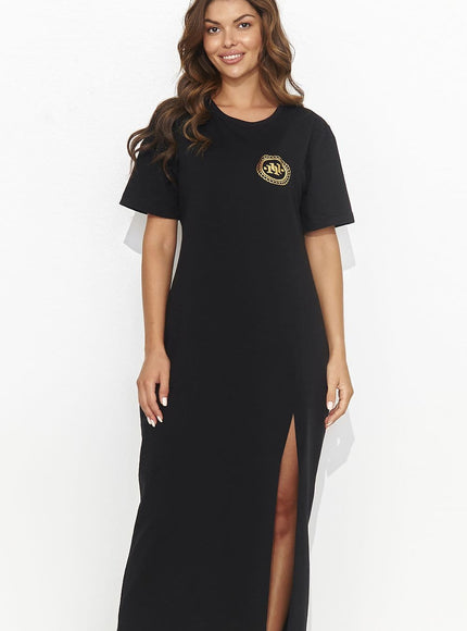 Robe noire midi casual à manches courtes avec fente latérale pour un look quotidien élégant.