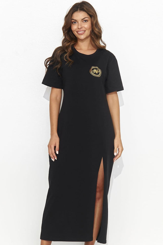 Robe noire midi casual à manches courtes avec fente latérale pour un look quotidien élégant.