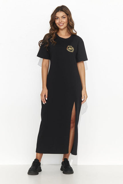 Robe noire casual midi à manches courtes avec fente latérale pour un style décontracté et moderne.