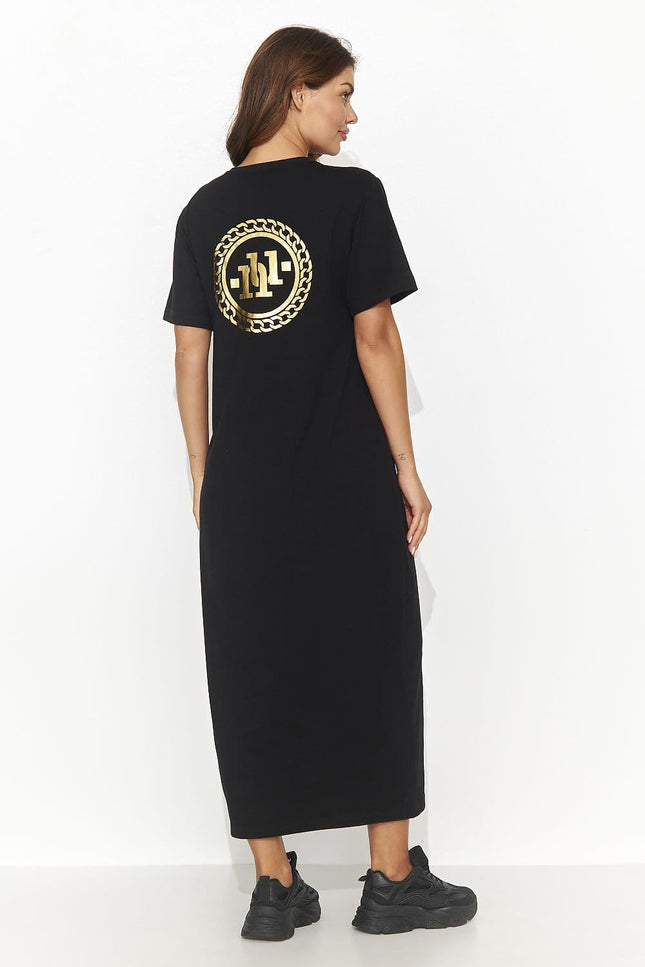 Robe noire midi casual avec manches courtes et logo doré à l'arrière pour un look décontracté et tendance.