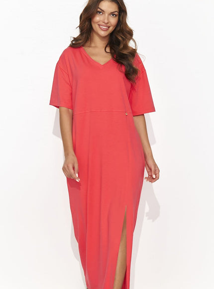 Robe rouge midi décontractée à manches courtes pour plage ou sortie casual d'été.