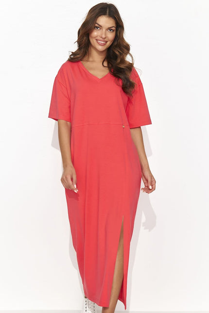 Robe rouge midi décontractée à manches courtes pour plage ou sortie casual d'été.