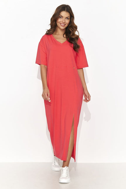 Robe rouge midi décontractée à manches courtes pour un look casual d'été ou une sortie plage.