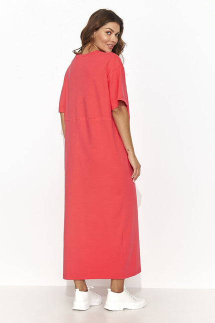 Robe rouge midi décontractée à manches courtes pour une tenue casual, idéale pour la plage ou une sortie d'été