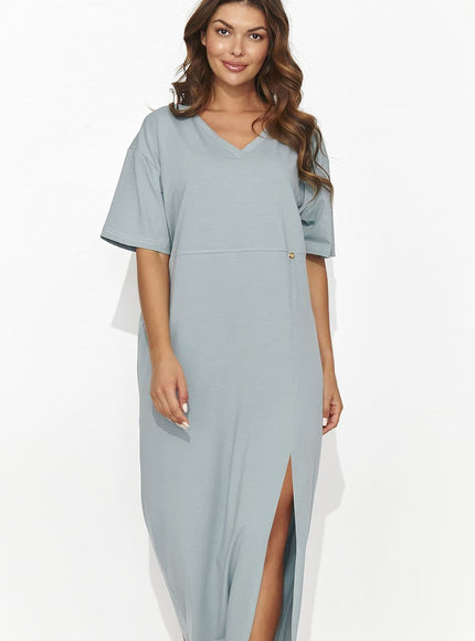 Robe vert sauge midi fendue à manches courtes et col en V pour un style décontracté et confortable, idéale pour sorties casual ou quotidien.