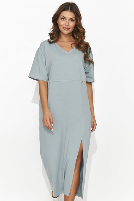 Robe vert sauge midi fendue à manches courtes et col en V pour un style décontracté et confortable, idéale pour sorties casual ou quotidien.