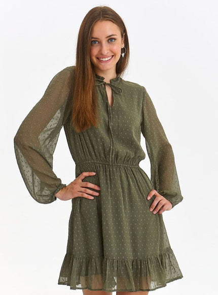 Robe témoin mariage champêtre verte à manches longues et silhouette droite, longueur courte, parfaite pour un événement champêtre.