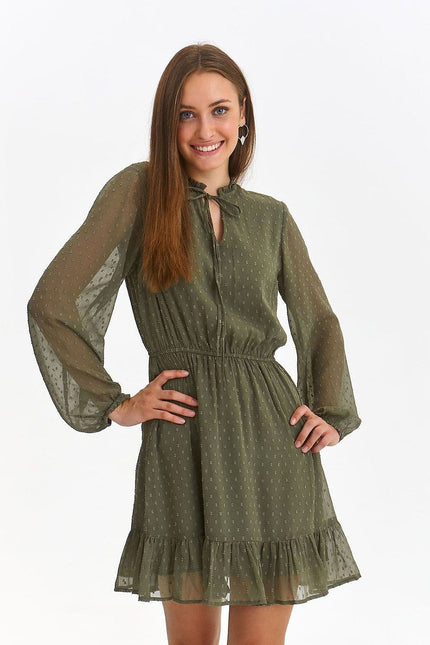 Robe témoin mariage champêtre verte à manches longues et silhouette droite, longueur courte, parfaite pour un événement champêtre.