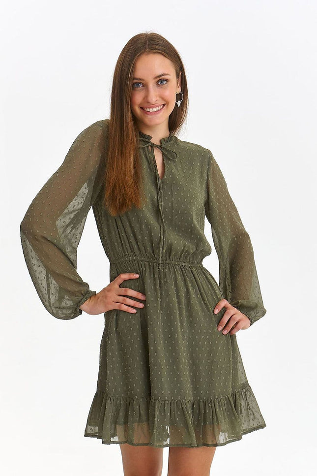 Robe témoin mariage champêtre verte à manches longues et silhouette droite, longueur courte, parfaite pour un événement champêtre.