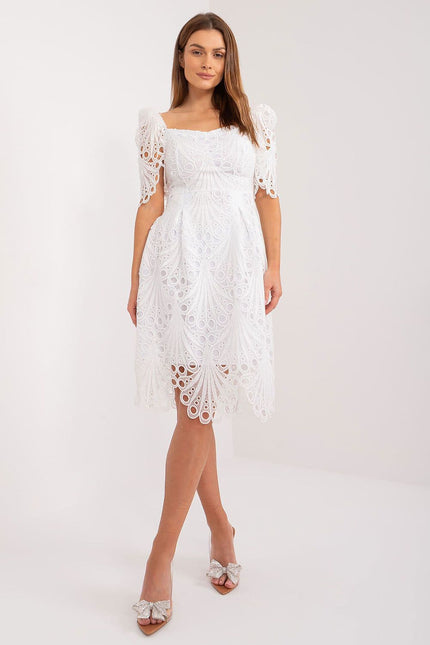 Robe cocktail dentelle blanche midi à manches courtes et silhouette trapèze pour soirée élégante.