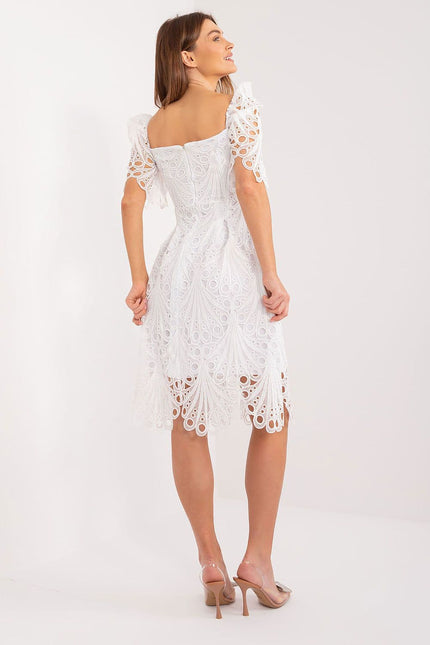 Robe cocktail midi dentelle blanche, manches courtes, épaules dénudées, élégante pour soirées et événements spéciaux.