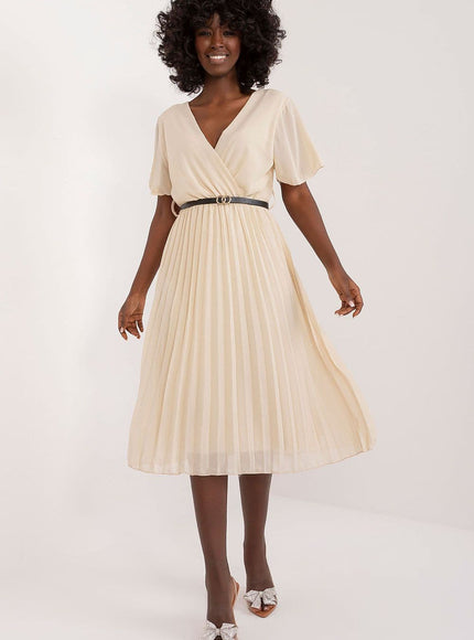 Robe beige plissée midi chic avec ceinture fine pour cocktail, manches courtes et silhouette trapèze.