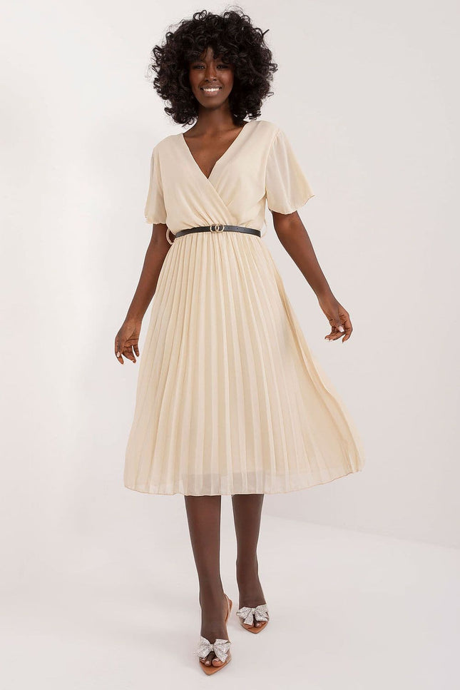 Robe beige plissée midi chic avec ceinture fine pour cocktail, manches courtes et silhouette trapèze.