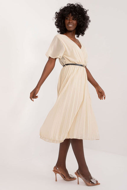 Robe plissée beige midi chic avec ceinture, manches courtes pour cocktail ou événement élégant.