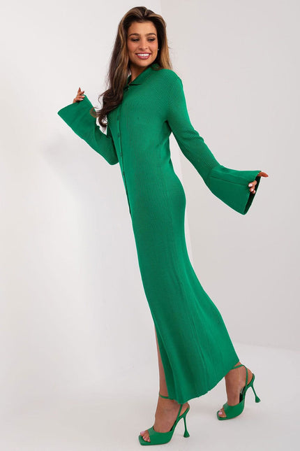 Robe verte longue fendue midi à manches longues pour cocktail ou soirée élégante, silhouette droite et col chemise.