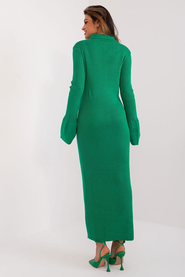 Robe verte longue fendue midi à manches longues pour cocktail ou soirée, style chic et élégante pour femme moderne.