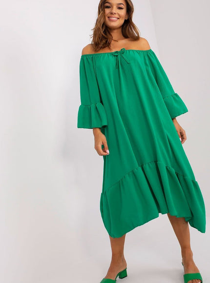 Robe verte midi à épaules dénudées pour cocktail ou événement estival, style fluide et élégant, idéale pour soirée chic ou mariage.