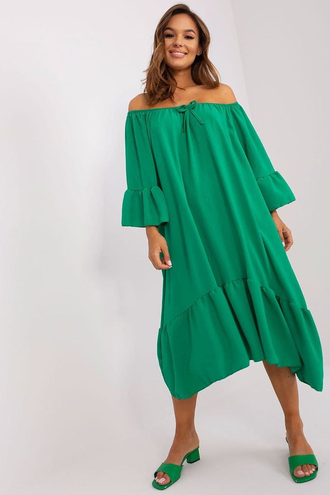 Robe verte midi à épaules dénudées pour cocktail ou événement estival, style fluide et élégant, idéale pour soirée chic ou mariage.