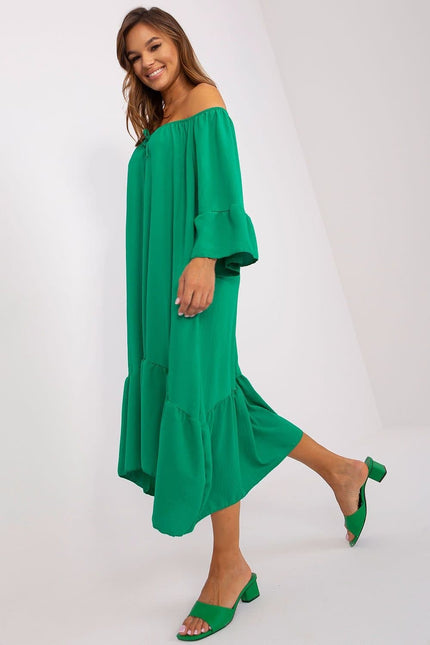 Robe verte midi casual avec épaules dénudées pour cocktail ou évènement estival.