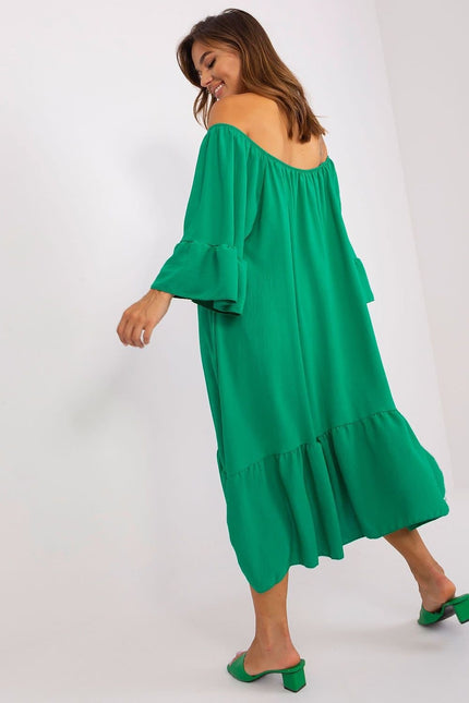 Robe verte midi à épaules dénudées, style casual chic pour cocktail ou événement estival.