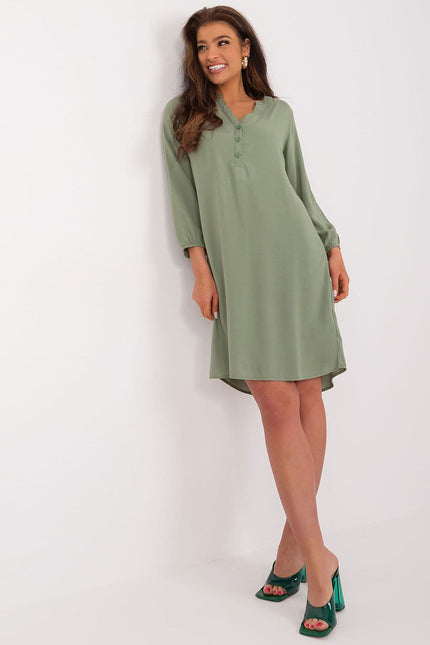 Robe verte casual à manches longues et coupe midi, idéale pour une tenue quotidienne légère et tendance.