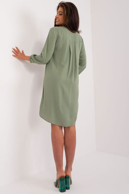 Robe verte casual avec manches longues et longueur midi, idéale pour un style décontracté et confortable.