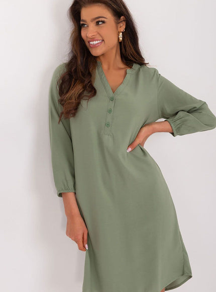 Robe verte casual à manches longues et coupe midi, style simple et confortable pour tous les jours.