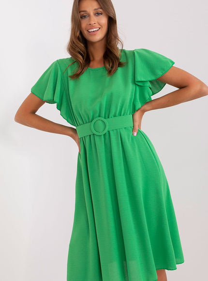 Robe verte midi casual avec manches courtes et ceinture pour un look de tous les jours.