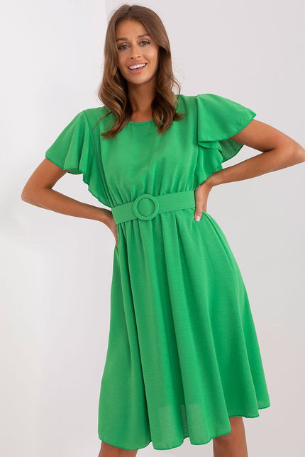 Robe verte midi casual avec manches courtes et ceinture pour un look de tous les jours.