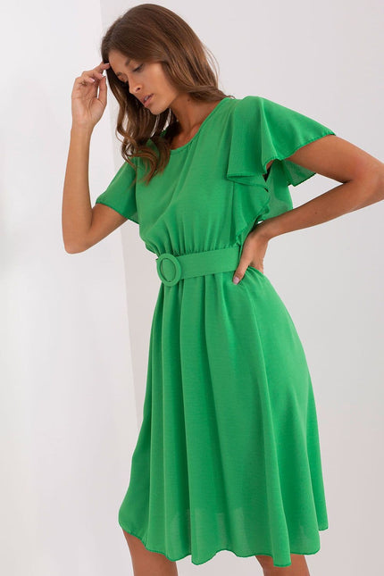 Robe verte midi casual avec manches courtes et ceinture pour style quotidien ou événements décontractés.