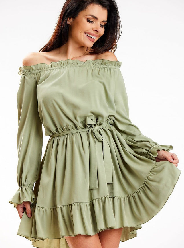 Robe verte bohème avec épaules dénudées et manches longues pour look décontracté et chic.