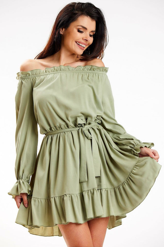 Robe verte bohème avec épaules dénudées et manches longues pour look décontracté et chic.