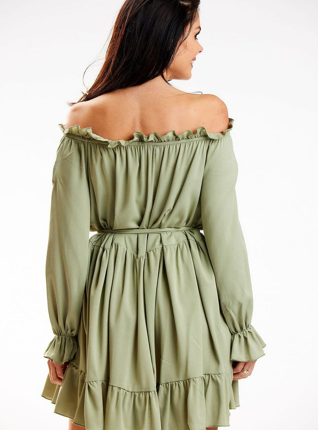 Robe verte bohème à épaules dénudées et manches longues, idéale pour une soirée chic ou un cocktail, silhouette fluide et élégante.