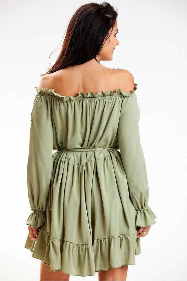 Robe verte bohème à épaules dénudées et manches longues, idéale pour une soirée chic ou un cocktail, silhouette fluide et élégante.