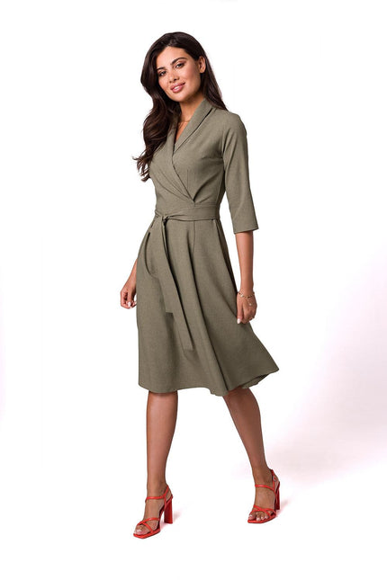 Robe verte midi chic avec manches courtes pour cocktail ou événement élégant.