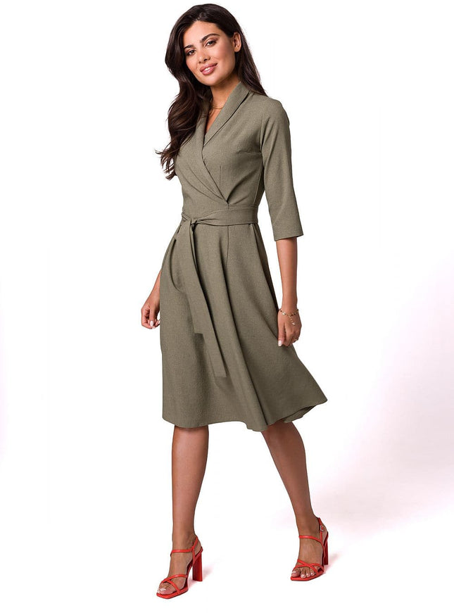 Robe verte midi chic avec manches courtes pour cocktail ou événement élégant.