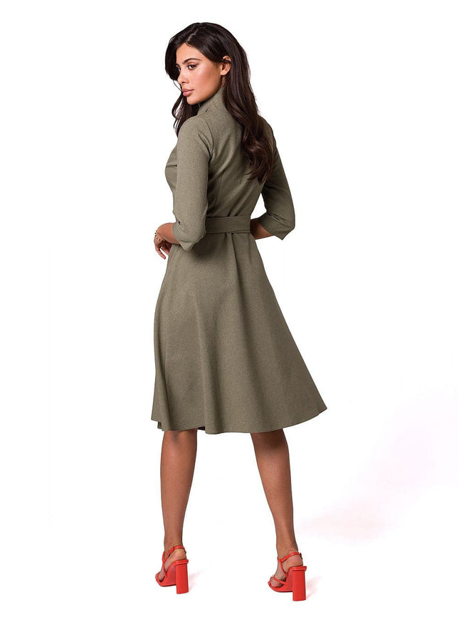 Robe verte midi chic à manches courtes pour cocktail ou événement élégant.