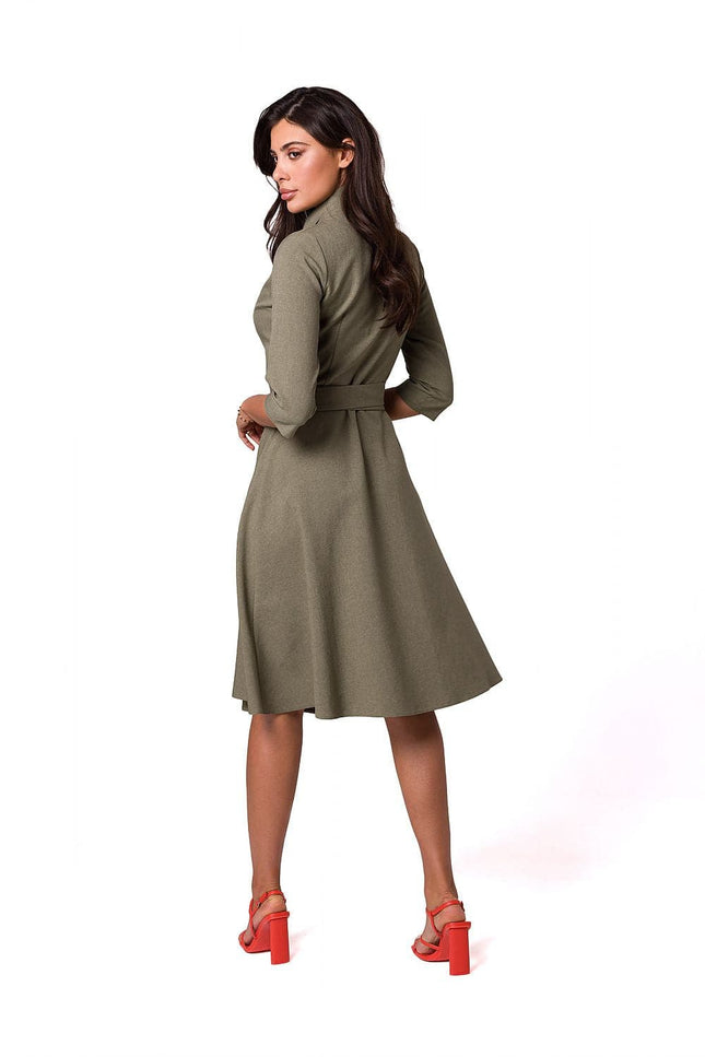 Robe verte midi chic à manches courtes pour cocktail ou événement élégant.