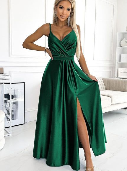 Robe soirée chic verte longue fendue, parfait pour gala ou mariage, avec décolleté élégant et silhouette trapèze.