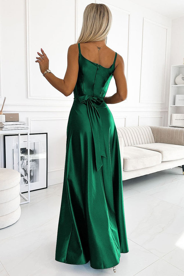 Robe soirée chic verte longue fendue sans manches pour événement élégant.