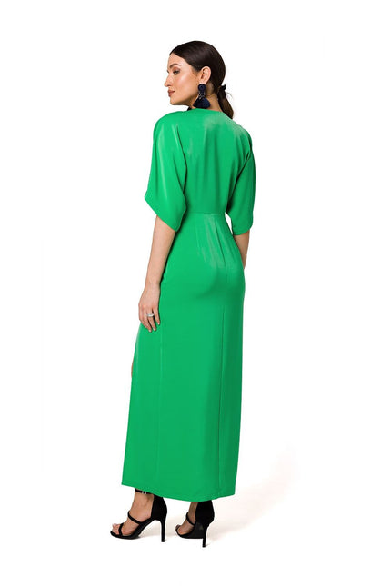 Robe verte chic longue à manches courtes et fente pour soirée élégante ou cocktail.