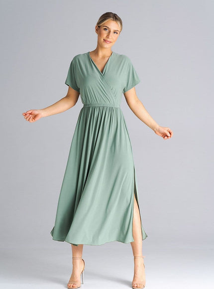 Robe verte chic midi à manches courtes pour cocktail ou mariage, silhouette élégante et féminine.