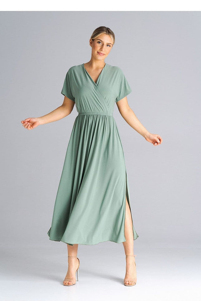 Robe verte chic midi à manches courtes pour cocktail ou mariage, silhouette élégante et féminine.