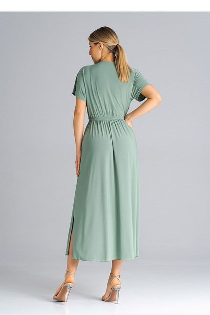 Robe verte midi chic avec manches courtes pour cocktail ou soirée, silhouette fluide et élégante.