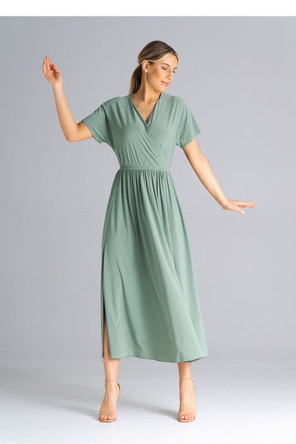 Robe verte midi chic avec manches courtes idéale pour cocktail ou soirée d'été, silhouette droite élégante.