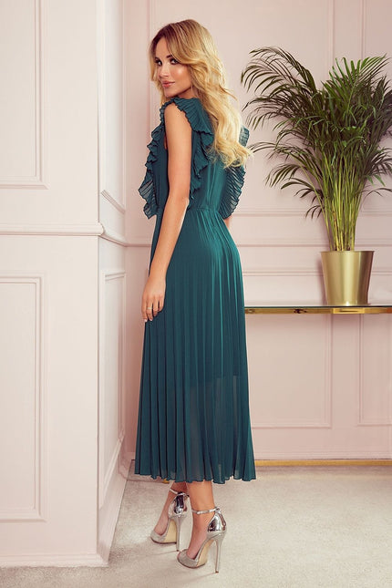 Robe soirée verte midi plissée avec manches courtes à volants pour cocktail ou événement chic.