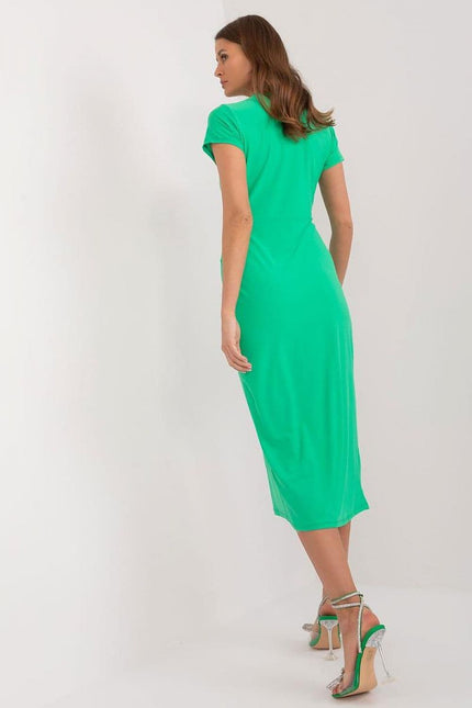 Robe verte midi chic pour cocktail avec manches courtes et silhouette droite, idéale pour événements élégants.