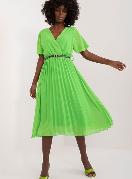 Robe verte plissée midi chic avec ceinture, idéale pour cocktail ou soirée, manches courtes et col en V.